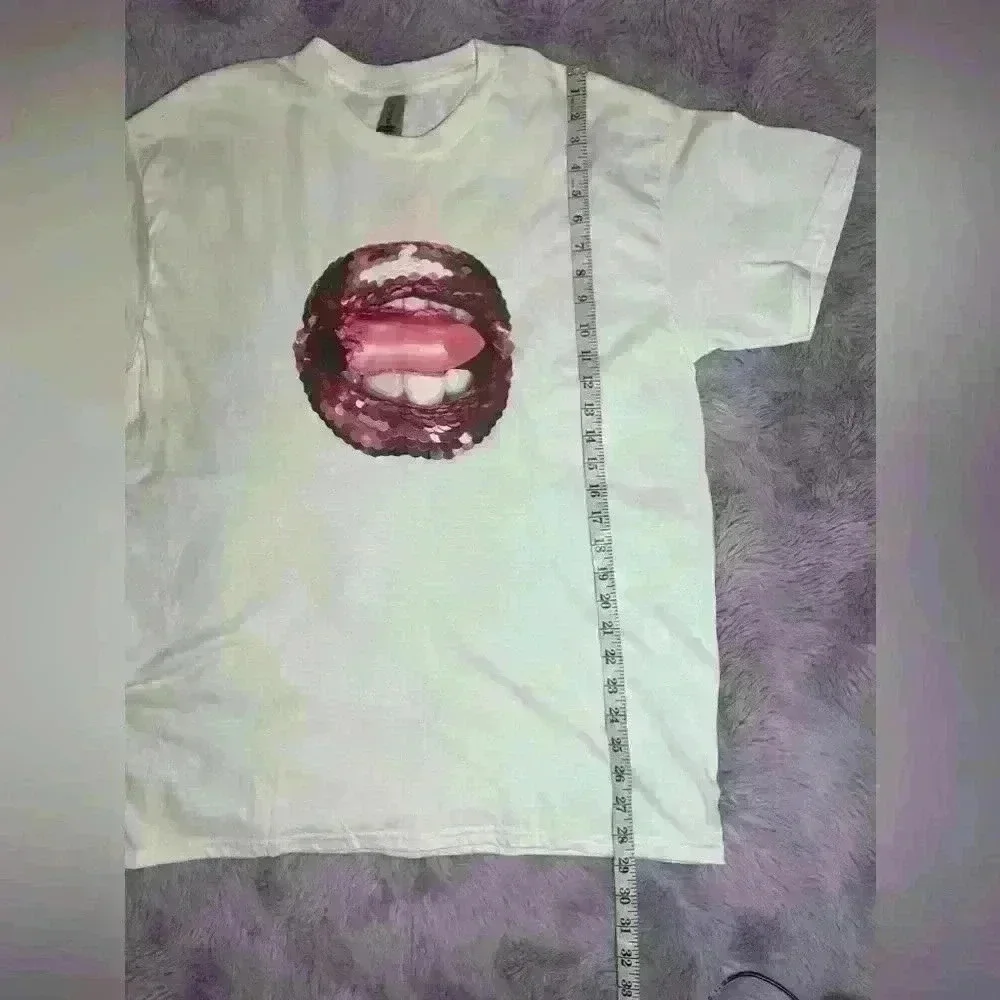 Large Graphic Tee Lips and Lipstick - Picture 6 of 6